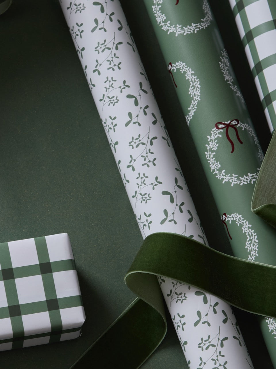 10m Mistletoe Wrapping Paper