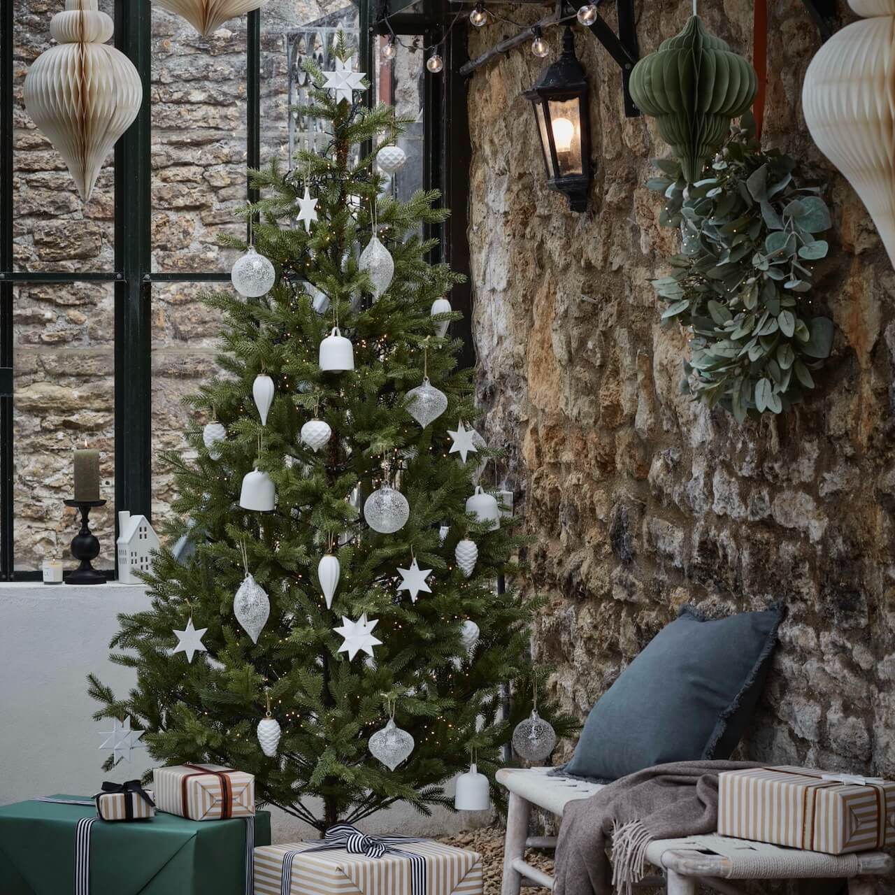 Set of 3 White Ceramic Onion Decoration