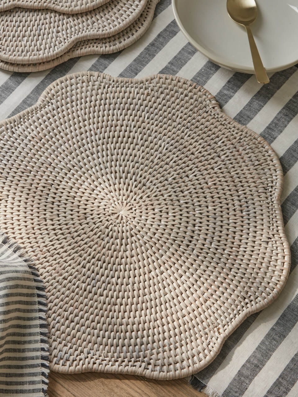 Ayre Set of 4 White Rattan Scallop Edged Placemat