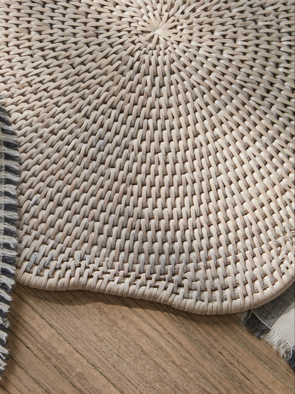 Ayre Set of 4 White Rattan Scallop Edged Placemat